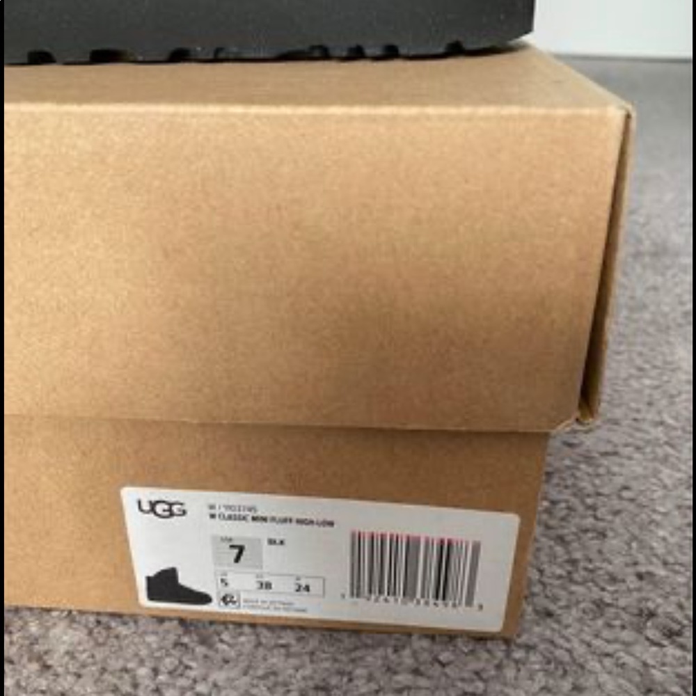 Brand new class mini fluff high-low Uggs